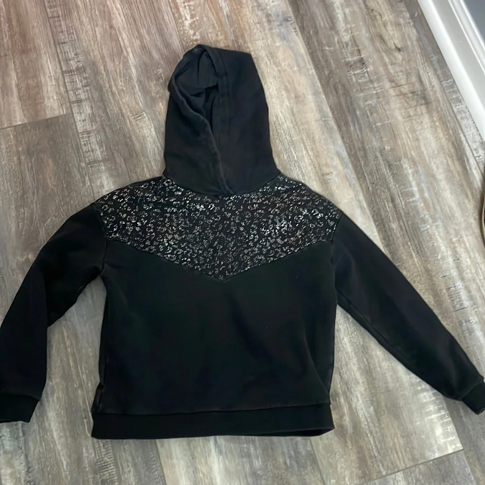 ZYIA BLACK HOODIE SILVER ANIMAL PRINT DESIGN